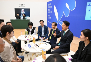 오세훈 서울특별시장, 5일 ‘패션테크’ 한나신 패션쇼 참관