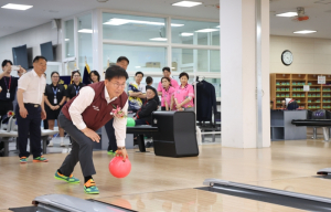 스트라이크와 함께 터진 환호! 제25회 마포구청장배 볼링대회 열기 후끈