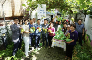성북구 종암동주민자치회, 청포도 수확해 경로당 어르신 나눔