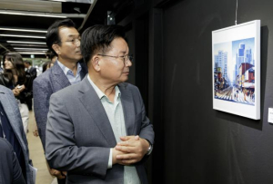 마포 레드로드에 부산신진청년작가 작품 전시