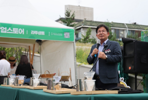 ‘커피향 속 행복 가득’ 박강수 마포구청장, 망원커피페스트서 바리스타로 변신