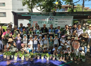 송파구, 세대 잇는 소통 프로그램 마련…어르신 어린이 함께 `2+1 반려식물 교실` 성료