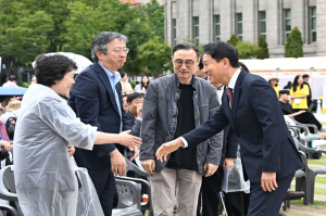 서울광장에서 만난 희망의 빛…서울시, `제18회 치매극복의 날 기념식` 개최