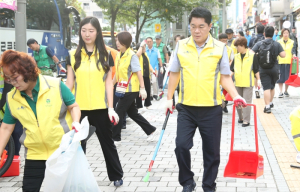낙엽부터 빗물받이까지 싹싹 관악구, 주민과 함께 추석맞이 대청소 실시