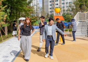 강북구의회 노윤상 의원, 고갯마루 어린이공원 마무리 현장 방문
