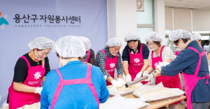 박희영 용산구청장, 자원봉사자들과 ‘강정나눔’…어르신께 전한 한가위 온정