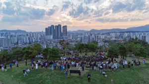 산 정상에서 노을과 음악 즐겨…동대문구‘배봉산 노을음악회’성료