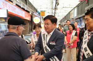 장바구니에 담은 한가위 온정’ 박강수 마포구청장, 추석 맞이 전통시장 방문