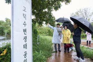 이수희 강동구청장, 가을비 속 `강동한강그린웨이` 현장 점검…강동구 한강변 변화의 시동 걸었다