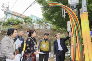 주민이 직접 나섰다!... 금천구, 얽힌 전선 정비로 거리 미관 `쾌적하게`