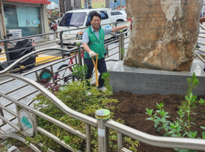 강북구의회 노윤상 의원, 새마을지도자 회원들과 함께 꽃 심기에 참여