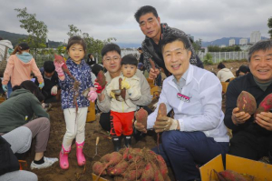 서초구, `고구마 캐기 행사`로 나눔의 행복 전해