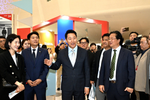 서울시, 입장까지 500m 줄 `서울디자인위크` 5일간 DDP방문객 29만명… 서울취향 세계에 알렸다