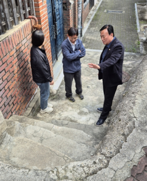 심재억 강북구의회 도시복지위원장, 송천동 골목길 파손 계단 보수 등 촉구로 주민 보행환경 살펴