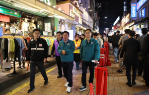 ‘레드로드 핼러윈 안전 총력전!’ 박강수 마포구청장, 인파 관리 직접 나섰다