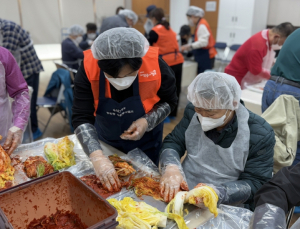 성북구 종암동 자원봉사캠프, 김장 통해 중장년 고립 해소 앞장