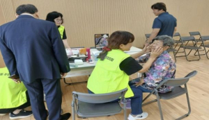 강동구 상일2동, `하하 웃는 장수사진` 전달식 개최