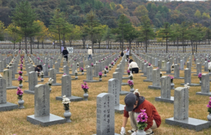 서울시, 순국선열의 날 앞두고…독립유공자 후손 장학생 22명 현충원서 `봉사·탐방`