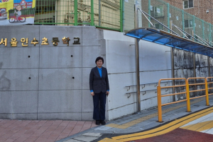 강북구의회 최미경의원, 인수초등학교 후문 통학로 안전점검으로 캐노피 설치 이끌어