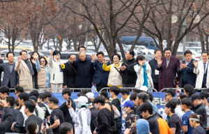 박강수 마포구청장,‘제10회 김대중 평화 마라톤대회’에서 참가자 격려