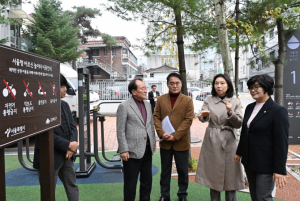 서울특별시의회 최호정 의장, 초고령 시대…어르신 놀이터 ‧ 돌봄시설 방문