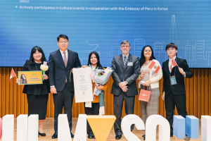 서울시, 우리의 서울사랑 어디에도 뒤지지 않죠…`2025 서울시 명예시민증 수여식` 개최