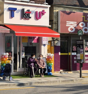 시장길에 작은 쉼표를...강서구, `까치의자`로 어르신 보행 편의 높인다