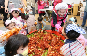 서울시 용산구 박희영 청장, 자원봉사캠프 ‘한마음 김장나눔’ 함께