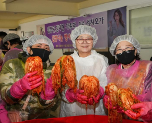 이순희 강북구청장, 장애인단체총연합회 `김장나눔 봉사` 참여… ˝지역의 따뜻한 연대 확인˝