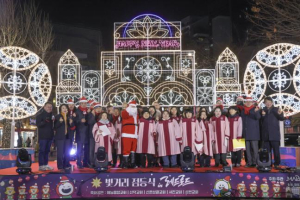 빛으로 물든 레드로드... 마포구, 빛거리 점등식으로 연말 시작 알려