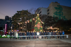 동대문구 미래광장에 켜진 겨울 불빛…크리스마스트리 점등식 열려