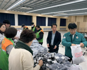 `방한용품 한가득` 서울 중구, 취약계층 한파 막을 `예방 키트` 전달