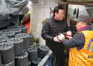 심재억 강북구의회 도시복지위원장, ‘사랑의 연탄’ 나눔 봉사 참여... “함께 살아가는 따뜻한 온기 되길”