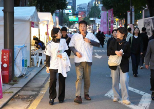 종로 핫플 `서순라길`, 주말 밤 10시까지 차 없이 걷는다… 운영시간 4시간 연장