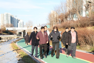 박강수 마포구청장, 변화된 성산천을 걷다