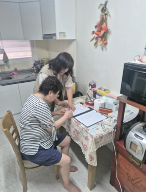 중랑구, 돌봄 대상 어르신에게 반려식물 보급 … 2026년에도 초록빛 돌봄 잇는다