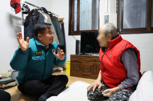 “추운 겨울, 괜찮으신가요” 박강수 마포구청장 주거취약가구 직접 살펴