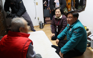 “추운 겨울, 괜찮으신가요” 박강수 마포구청장 주거취약가구 직접 살펴