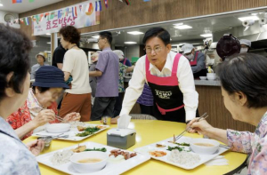 얼어붙은 겨울도 녹이는 따뜻함…마포구 효도밥상