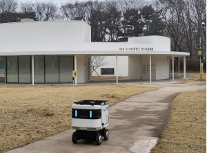 재활용품 수거 ‘척척‘...양천구, 신트리공원도 자율주행 로봇 운영 시작