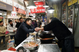 ˝말 안 통해도 주문 OK˝ 종로구, 전통시장 다국어 QR 시스템 확대