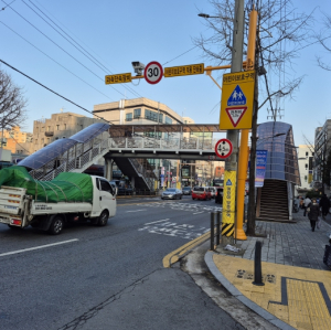 날씨 걱정 없는 등굣길 동대문구, 배봉초 앞 보도육교 캐노피 설치 완료