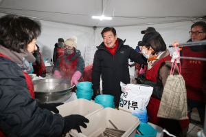 13년째 이어진 ‘새해 인사 한 그릇’…배봉산 떡국나눔, 동대문의 겨울 문화가 됐다