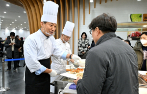 오세훈 서울시장, 2일 구내식당에서 직원들에 ‘현미떡국’ 배식하며 새해인사