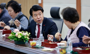 “구민 섬김은 깨끗한 청사부터” 서강석 송파구청장, 청사관리 근무자와 새해 첫 점심
