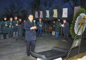 류경기 중랑구청장, 병오년 새해 첫걸음은 망우역사문화공원 애국지사 묘역 참배