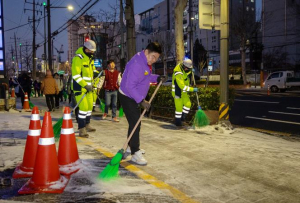 이필형 동대문구청장, 장안1동 새벽 제설 현장으로…˝빙판 출근길 선제 차단˝
