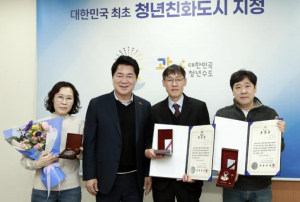 ˝70여년 만에 주인 품으로...˝ 관악구, 유가족에 6.25 무공훈장 전수