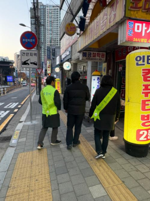 천호 재정비 이후 통학로 안전 선제 대응…강동구, 진황도로 일대 불법광고물 집중 정비