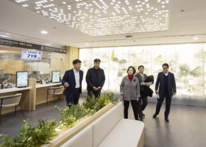 용산구 종합행정타운 민원실, 감각을 깨우는 치유 공간 `힐링정원`으로 재탄생